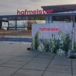 Eisbahn vor Möbelhaus