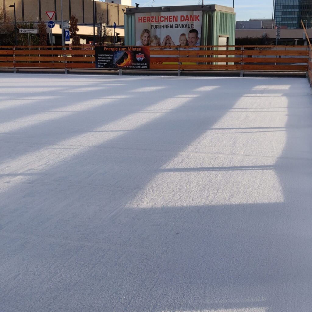 Eisfläche mit Holzbande Rustica