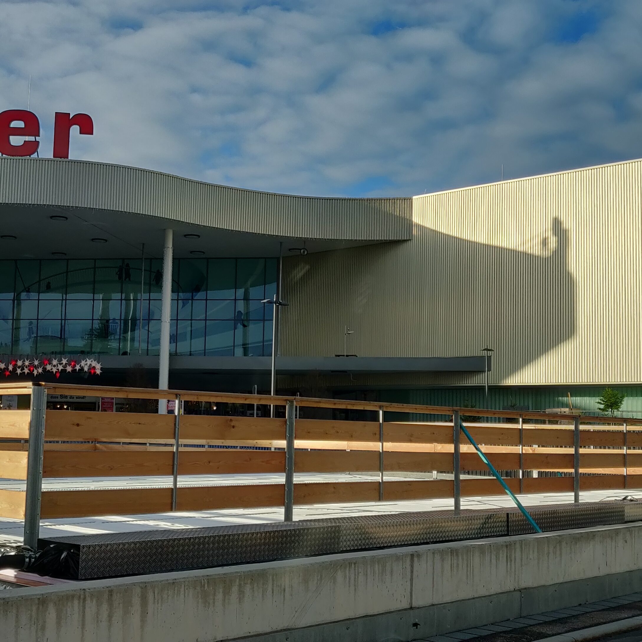 Holzbande Rustica für weihnachtlichen Eislaufspaß