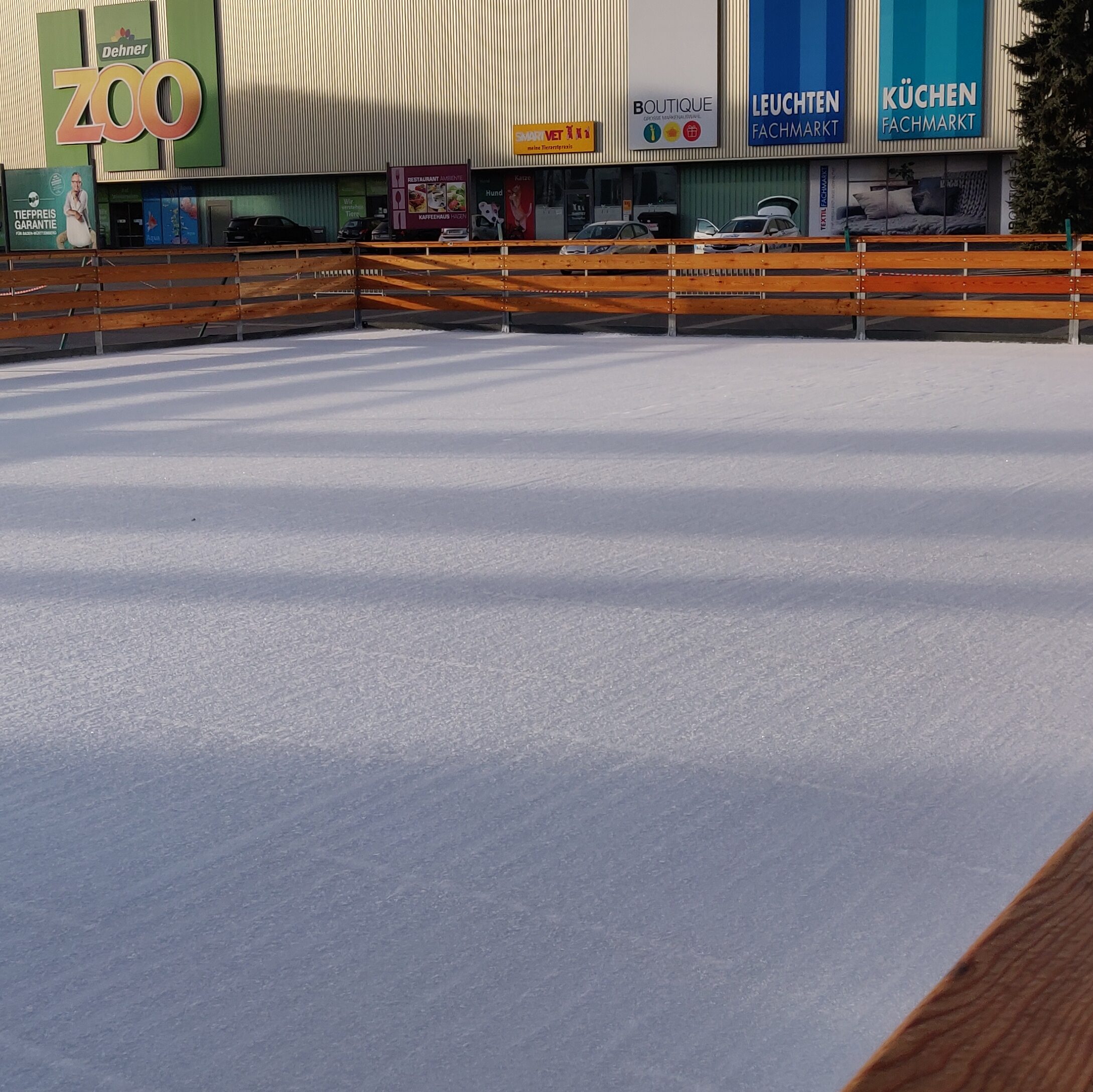 Holzbande Rustica für weihnachtlichen Eislaufspaß